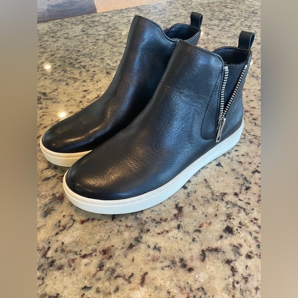 Genuine Leather Sofft Ankle Boots with Zipper and aqua soft tech size 6